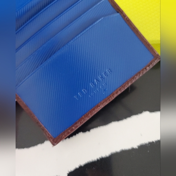 NIB- Ted Baker brown leather billfold, wallet. BRAND NEW - Picture 4 of 6